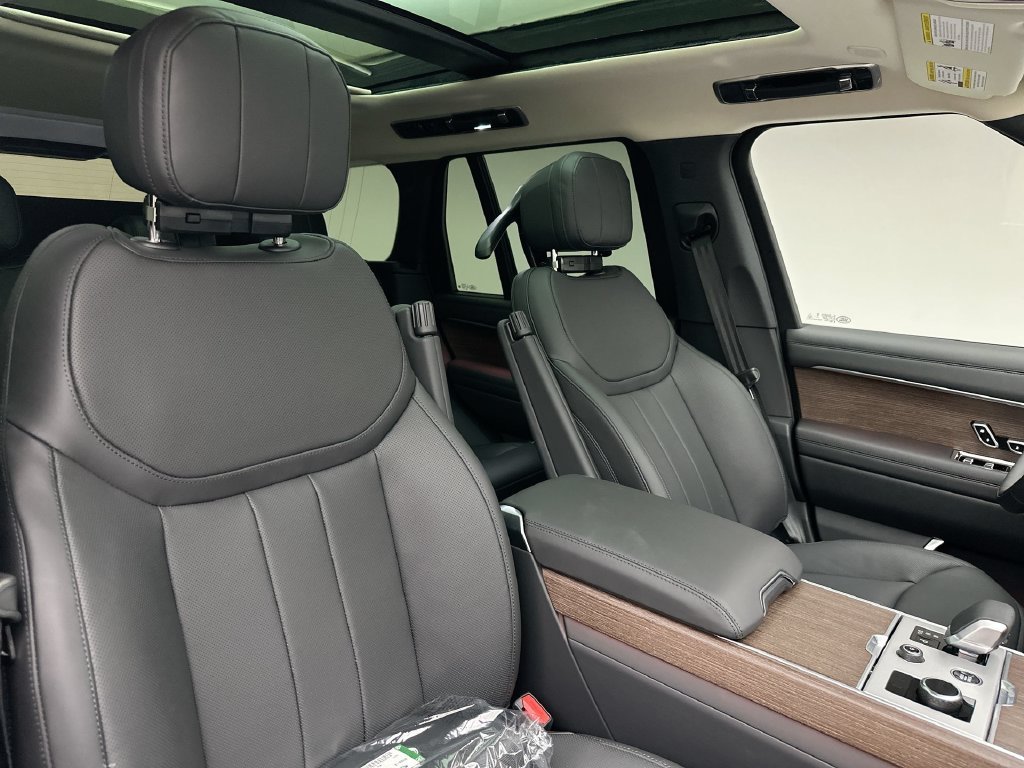 New 2027 Santorini Black Metallic Land Rover SE image 6