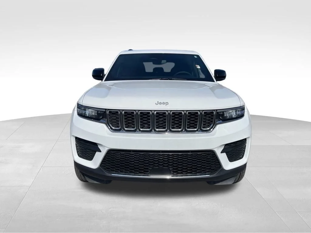Used 2024 White Jeep Laredo X image 6