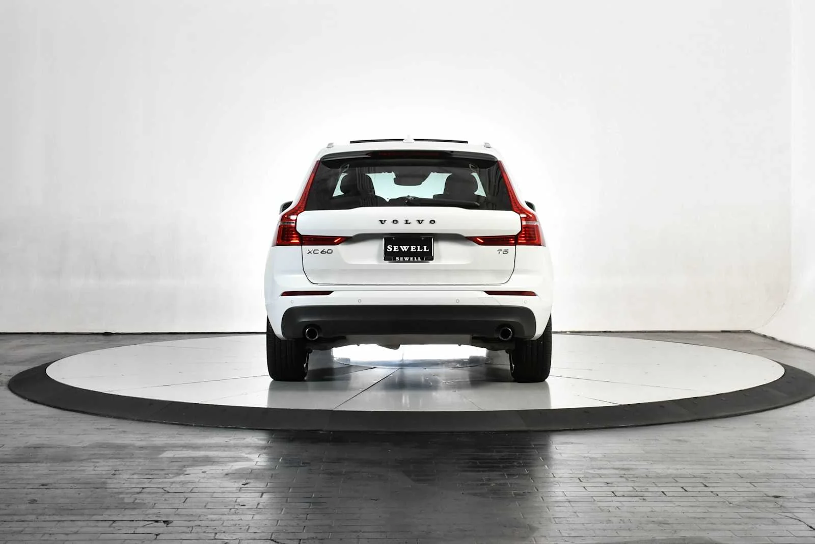 Used 2021 Crystal White Metallic Volvo Momentum image 4