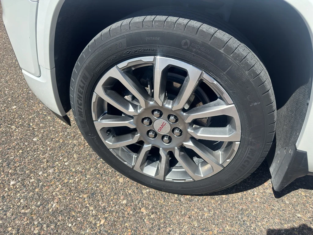 Used 2022 White Frost Tricoat GMC Denali image 31