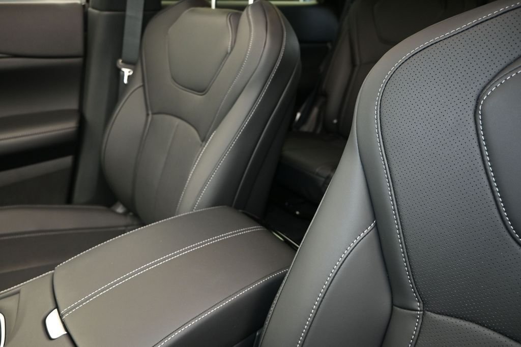 New 2027 MINERAL BLACK INFINITI Luxe FWD image 14