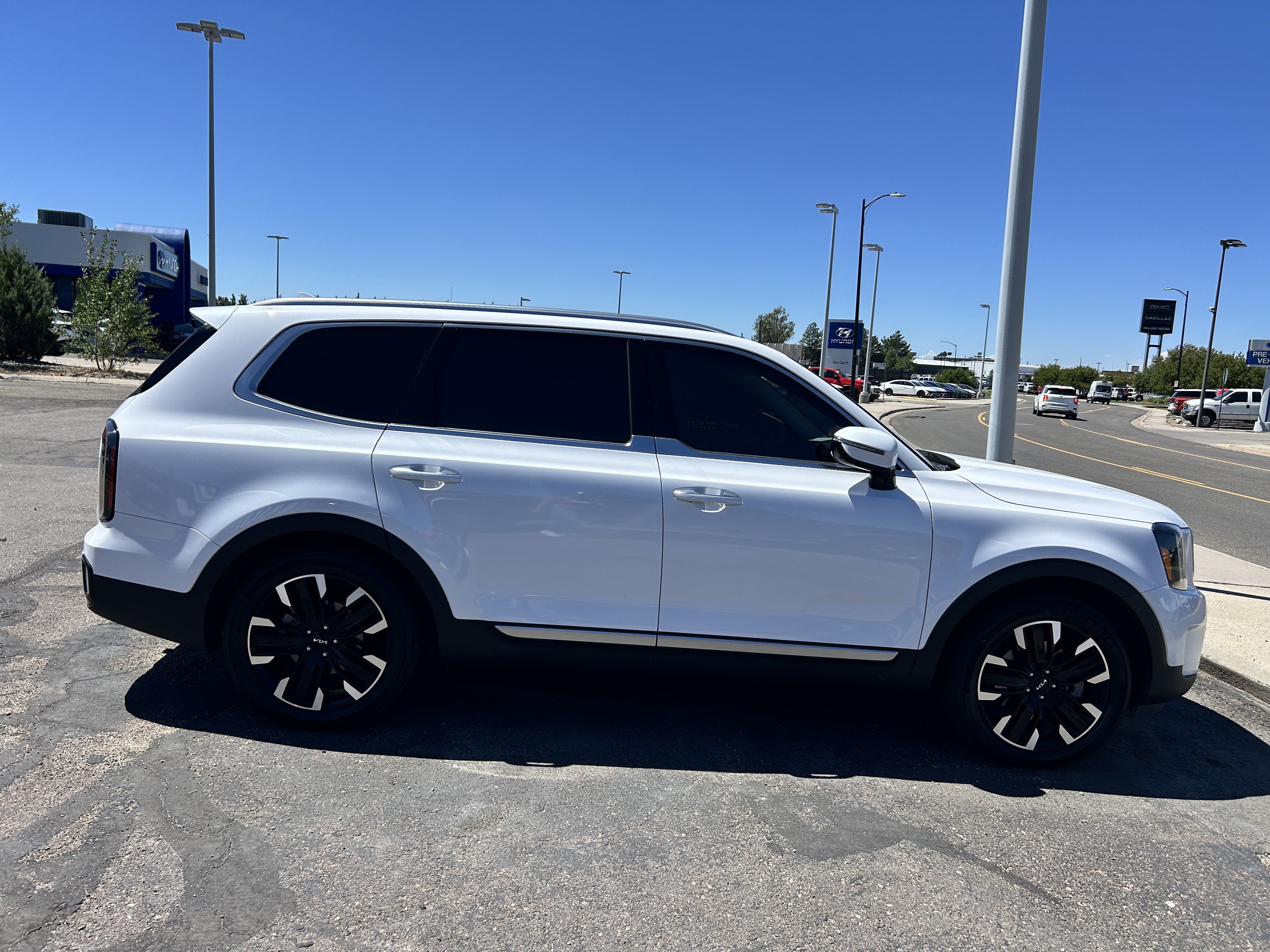 Used 2024 Glacial White Pearl Kia SX Prestige image 5