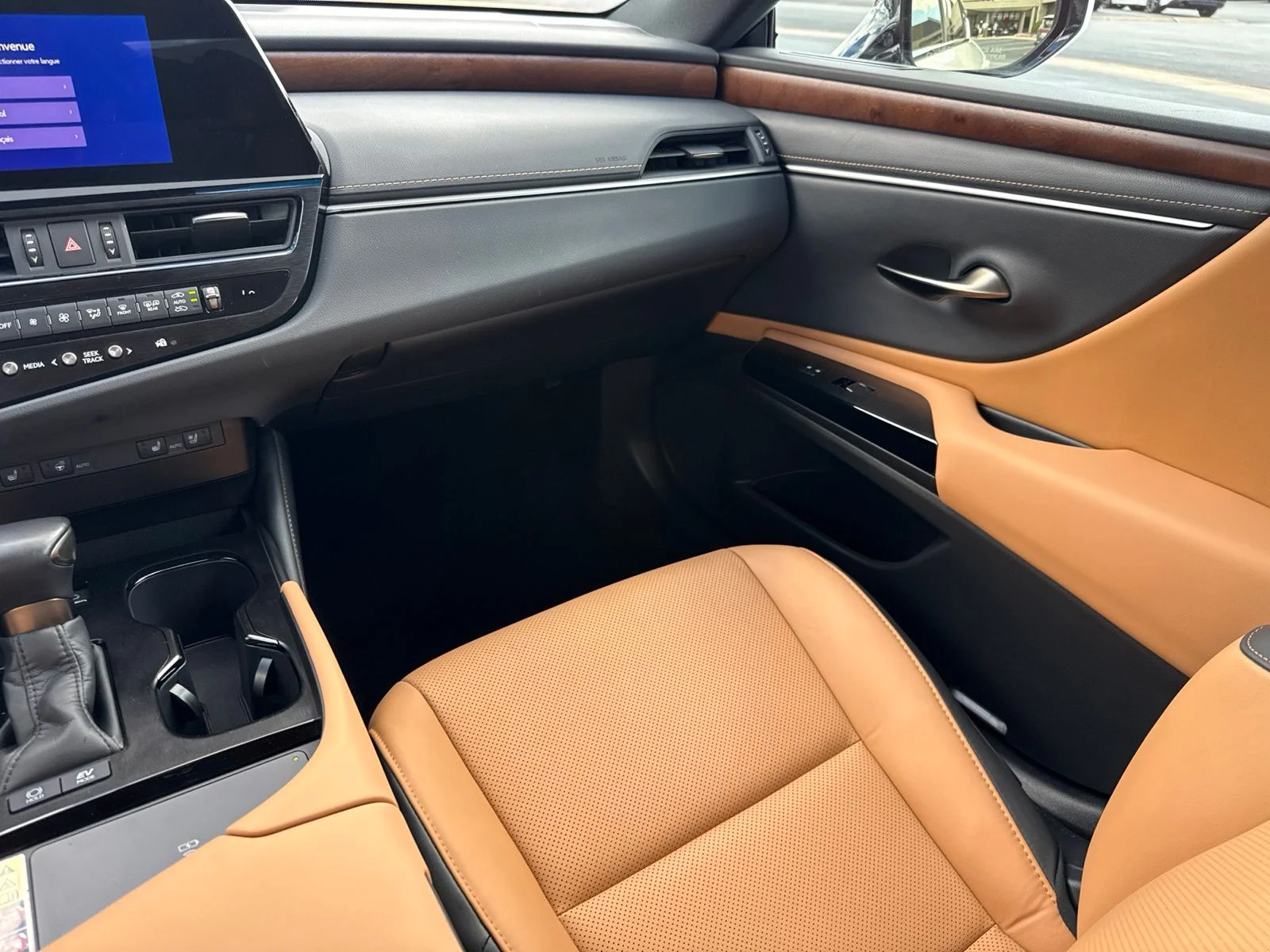 Used 2025 White Lexus 300h image 28