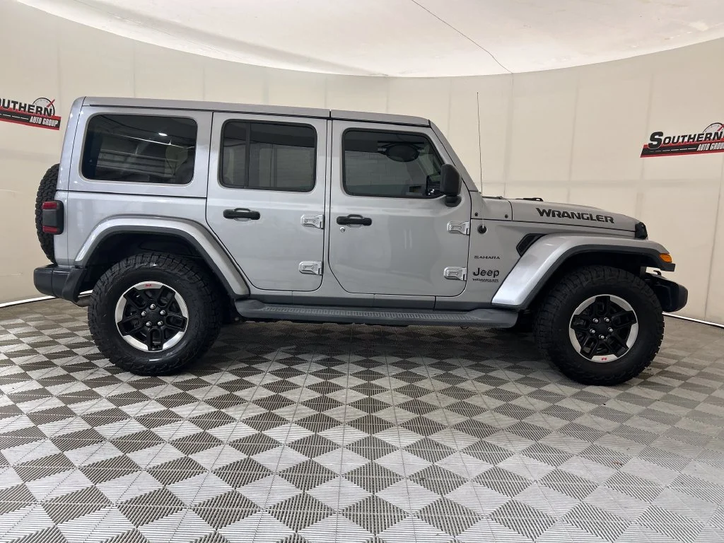 Used 2018 Silver Jeep Unlimited Sahara image 6