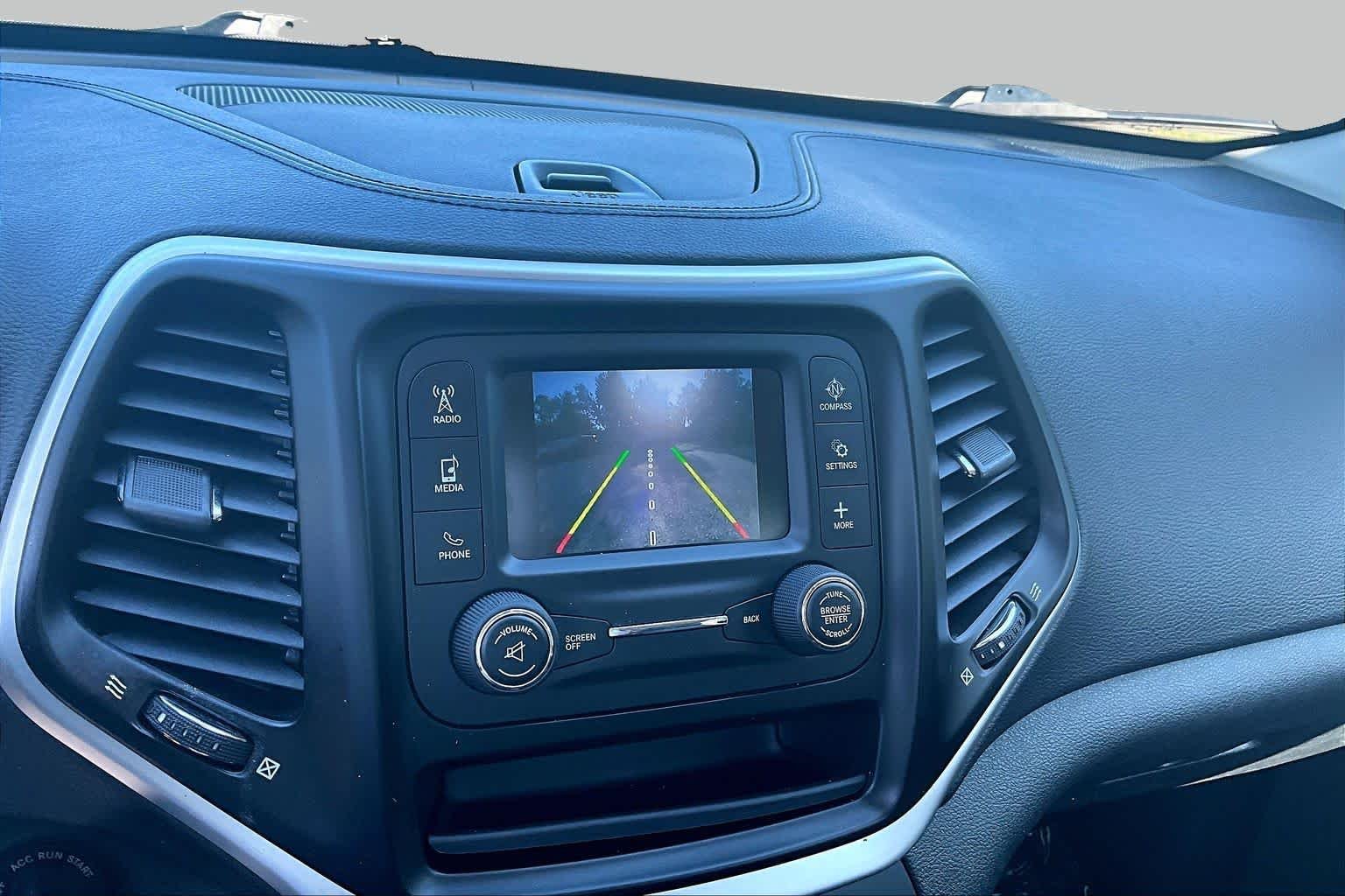 Used 2015 Cashmere Pearlcoat Jeep Sport image 27