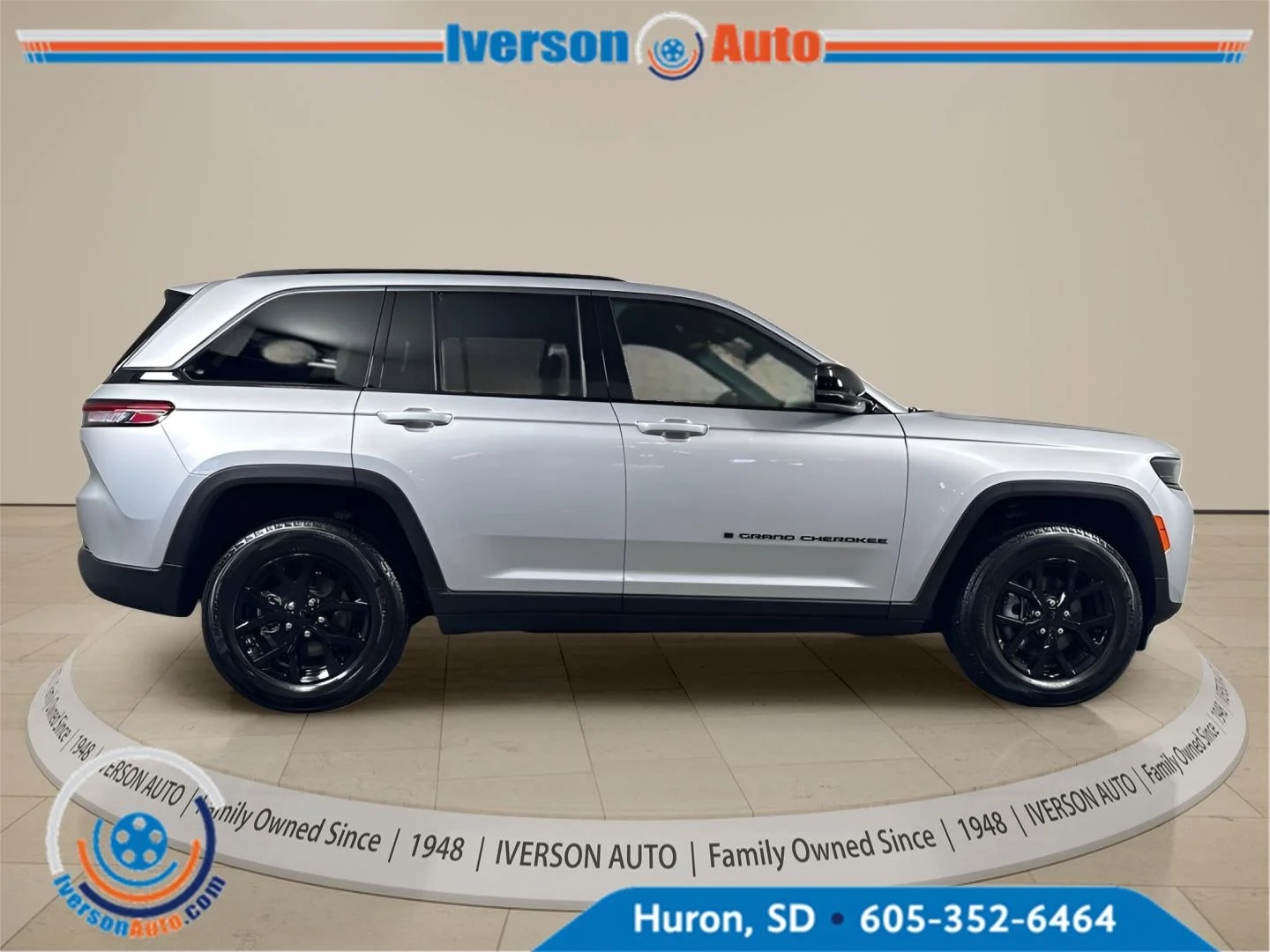 New 2026 Silver Zynith Exterior Paint Jeep Laredo Altitude image 12