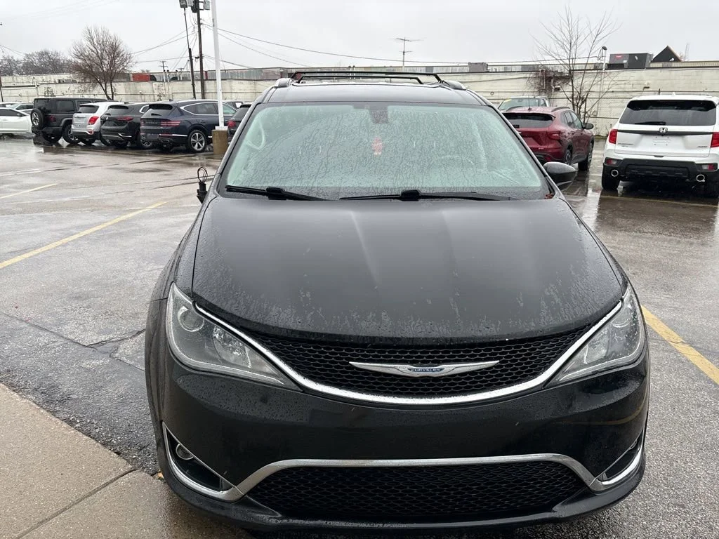 Used 2018  Chrysler Touring L image 8