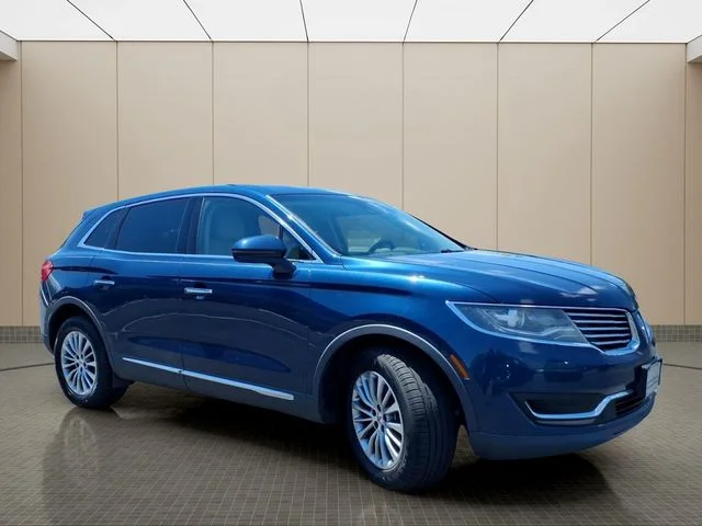 Used 2017 Blue Lincoln Select image 4