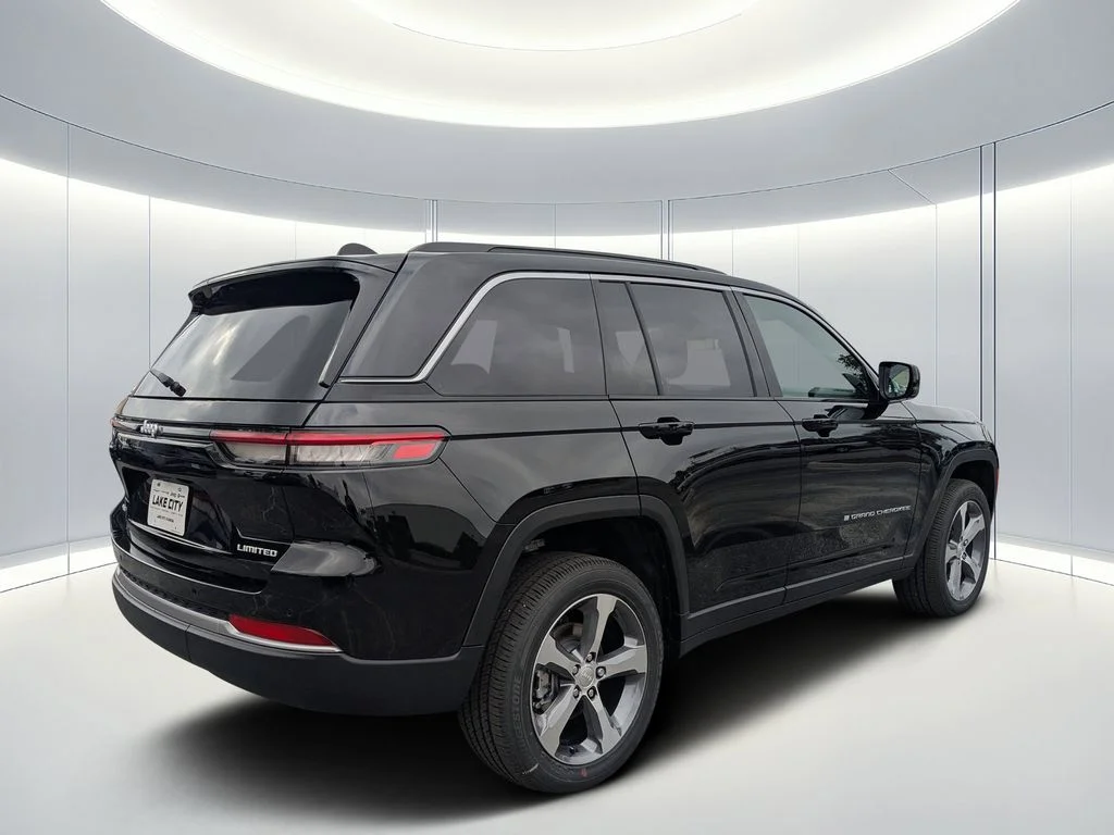 New 2026 Diamond Black Crystal Pearl-Coat Exterior Paint Jeep Limited image 4