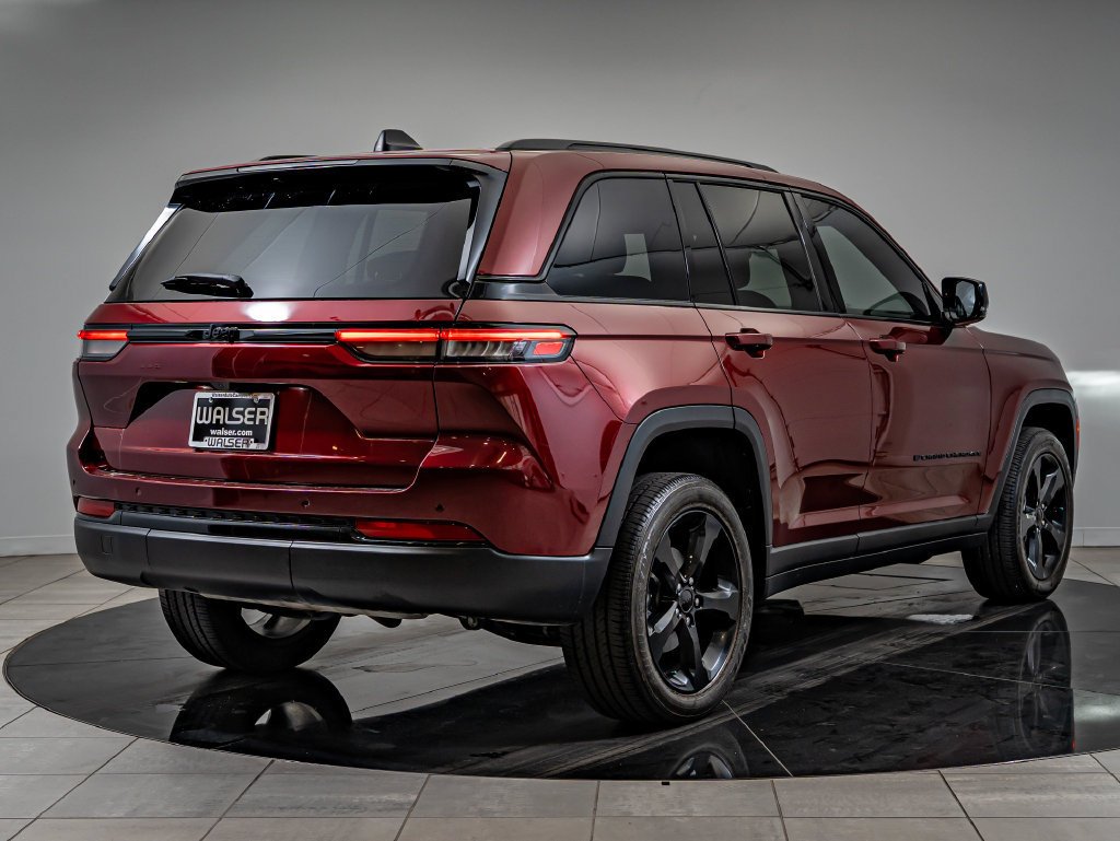 Used 2023 Velvet Red Pearlcoat Jeep Altitude image 5