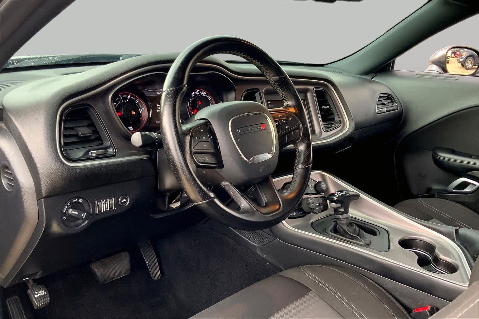 Used 2022 Granite Pearlcoat Dodge SXT image 17