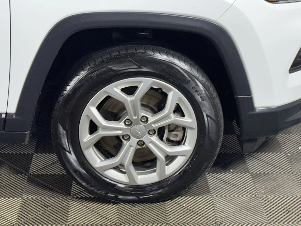 Used 2024 White Jeep Latitude image 22