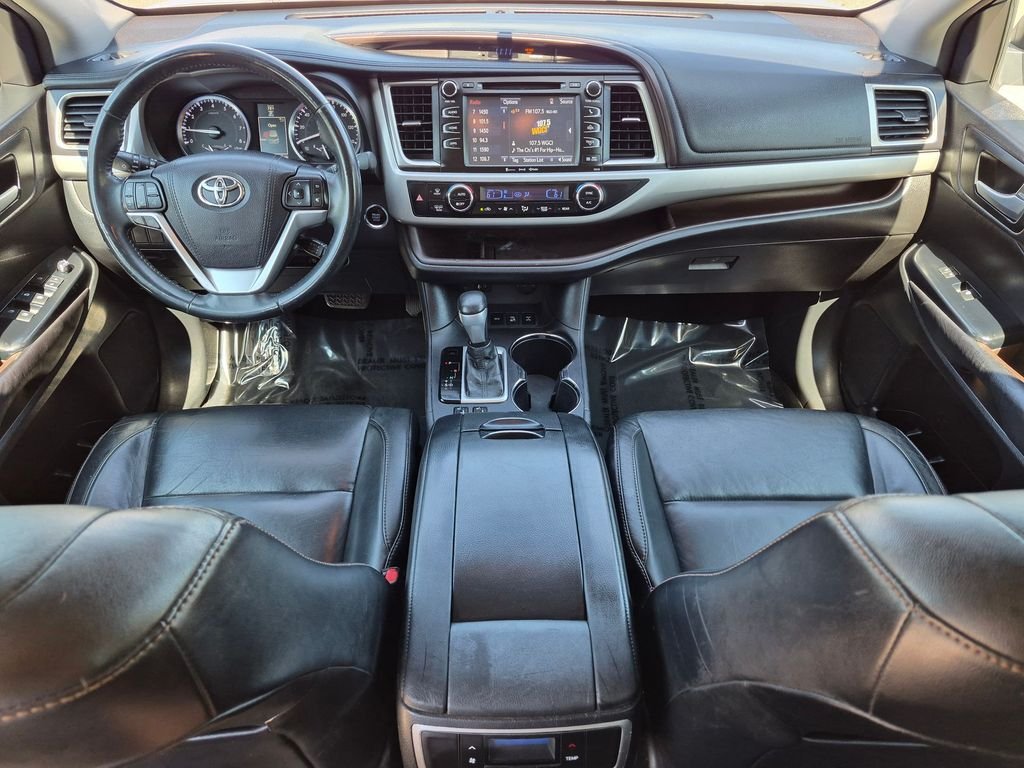 Used 2016 White Toyota XLE V6 image 5
