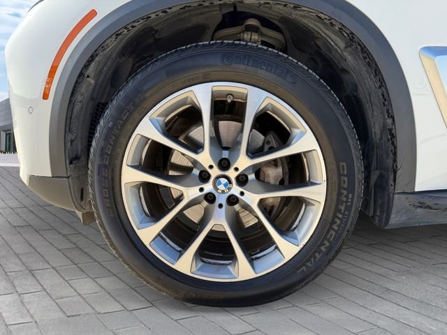 Used 2026 White BMW sDrive40i image 9