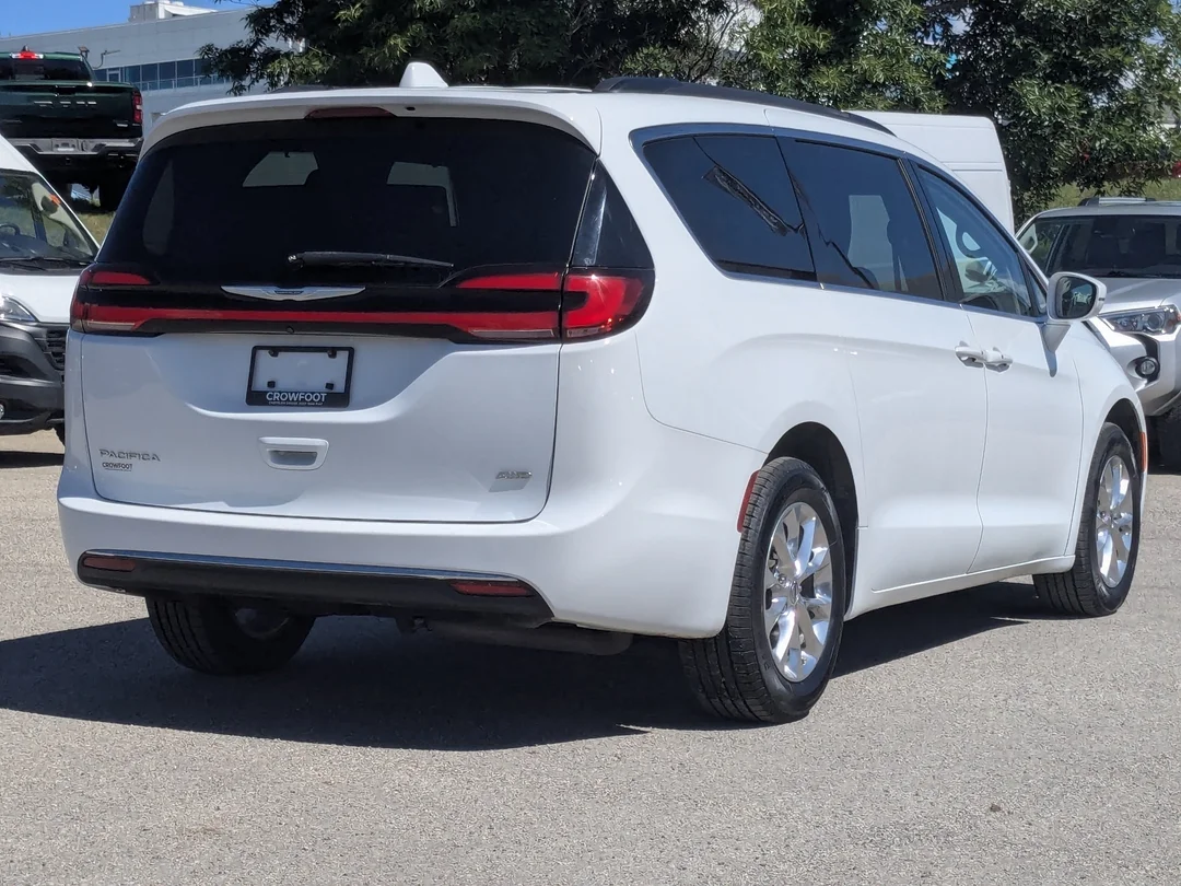 Certified Used 2022 White Chrysler Touring L - - AWD - Stow n Go Seating - 360 Cam - Remote Start - Pwr Sliding Doors & More! image 8