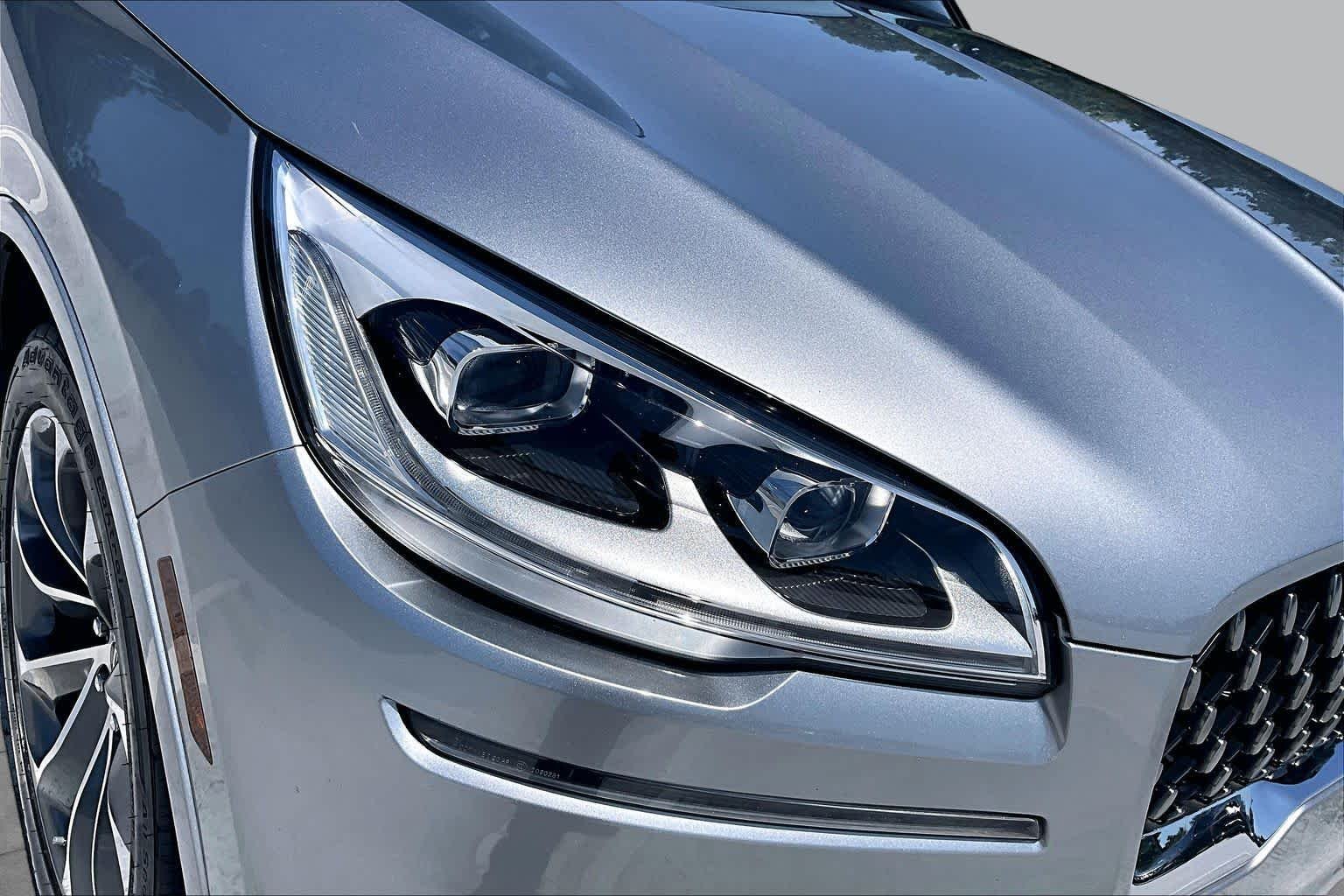 Used 2021 Silver Radiance Lincoln Grand Touring image 27