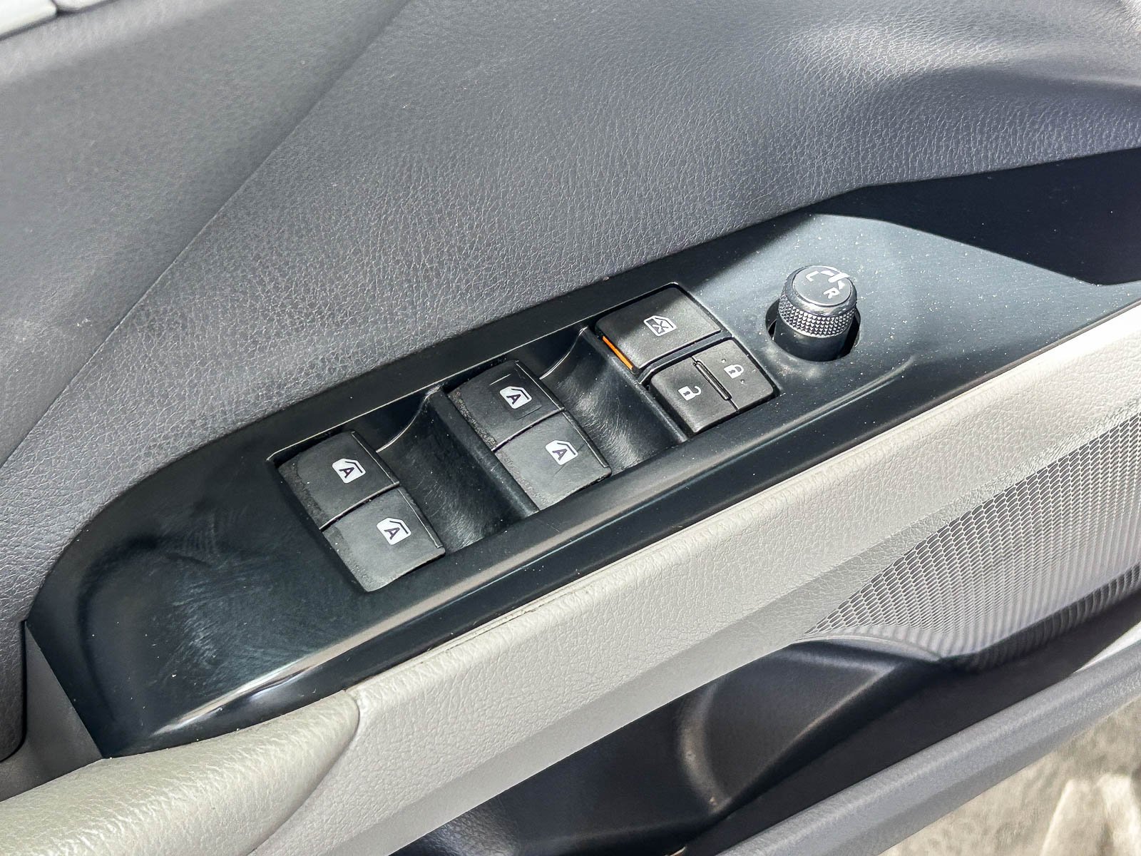 Used 2018 SUPER WHITE Toyota SE image 25