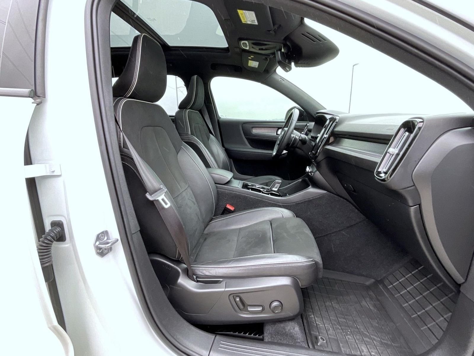 Used 2020 White Volvo R-Design image 16