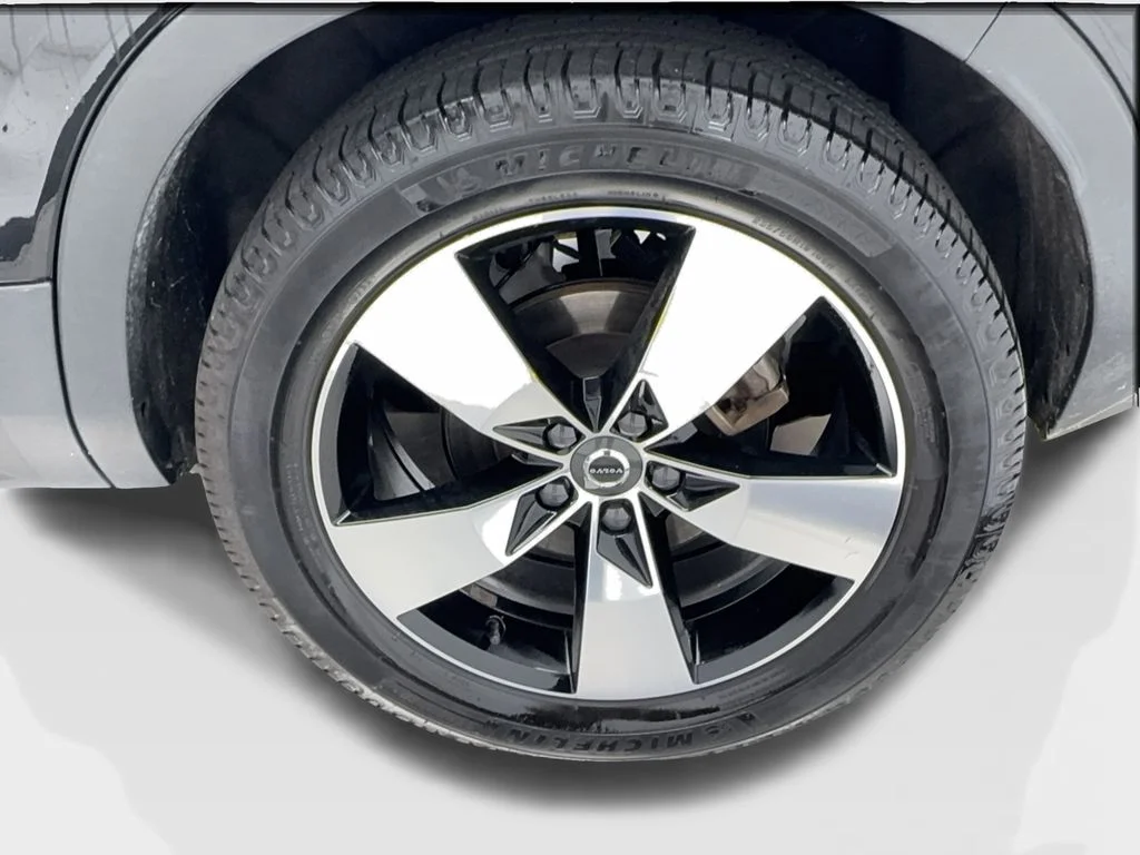 Used 2021 Black Volvo Momentum image 11