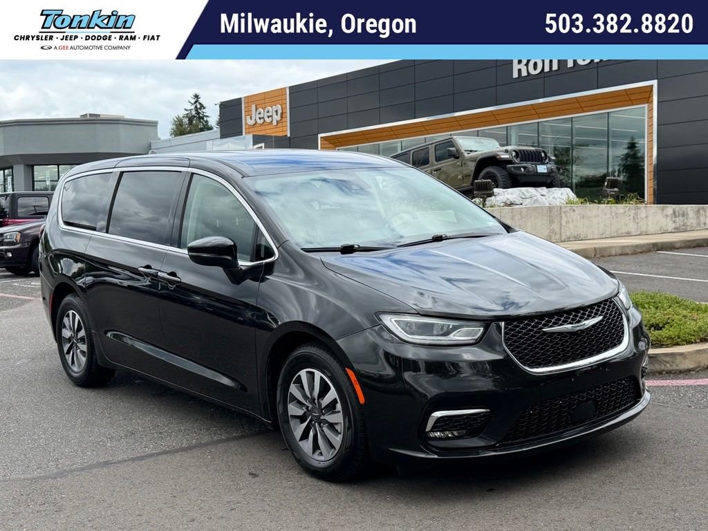 2023 Chrysler Pacifica Hybrid Touring L Hybrid's photo