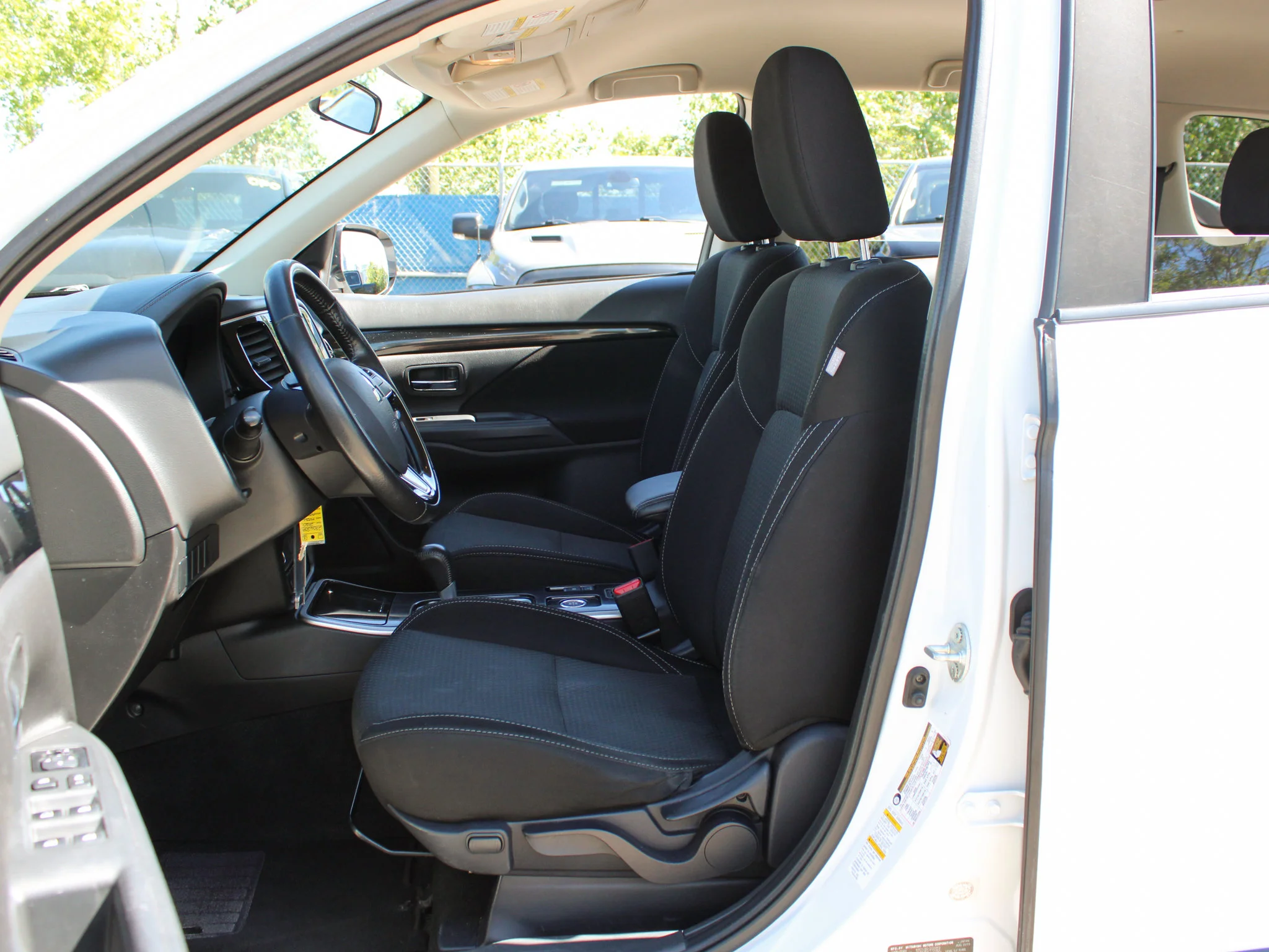 Used 2020  Mitsubishi ES * No Accidents | 7-Seater | Backup Camera | Heated Seats | AWD image 3