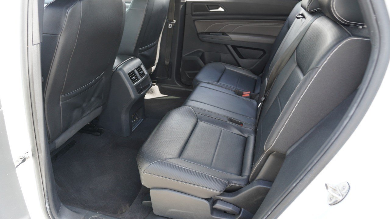 Used 2021 White Volkswagen 2.0T SE w/Technology image 29