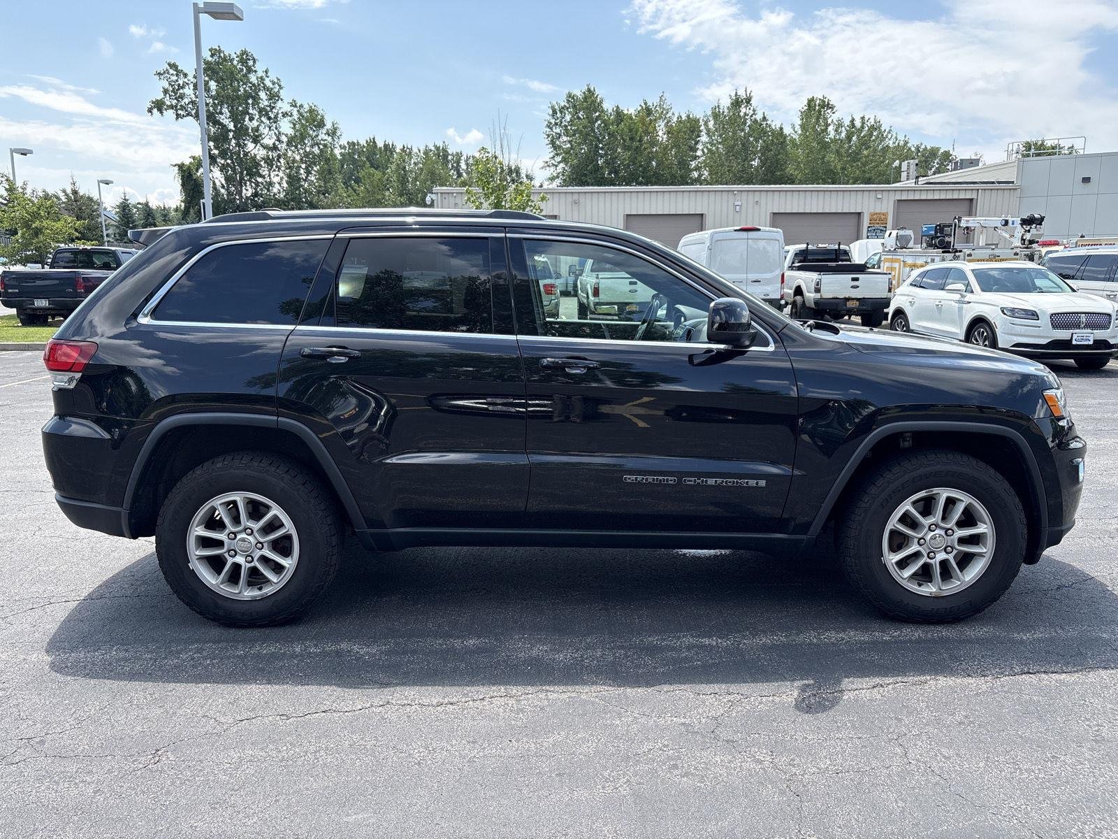 Used 2020 Diamond Black Crystal Pearl Jeep Laredo image 21