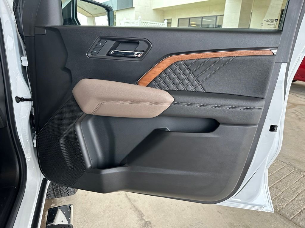Used 2023 White GMC Denali image 35