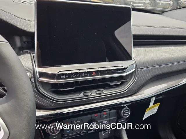 New 2026 Diamond Black Crystal Pearlcoat Jeep Latitude image 19