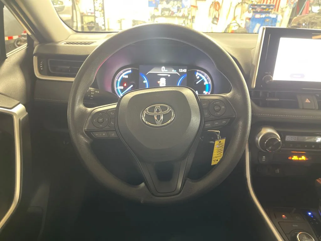 Used 2025 White Toyota LE image 19