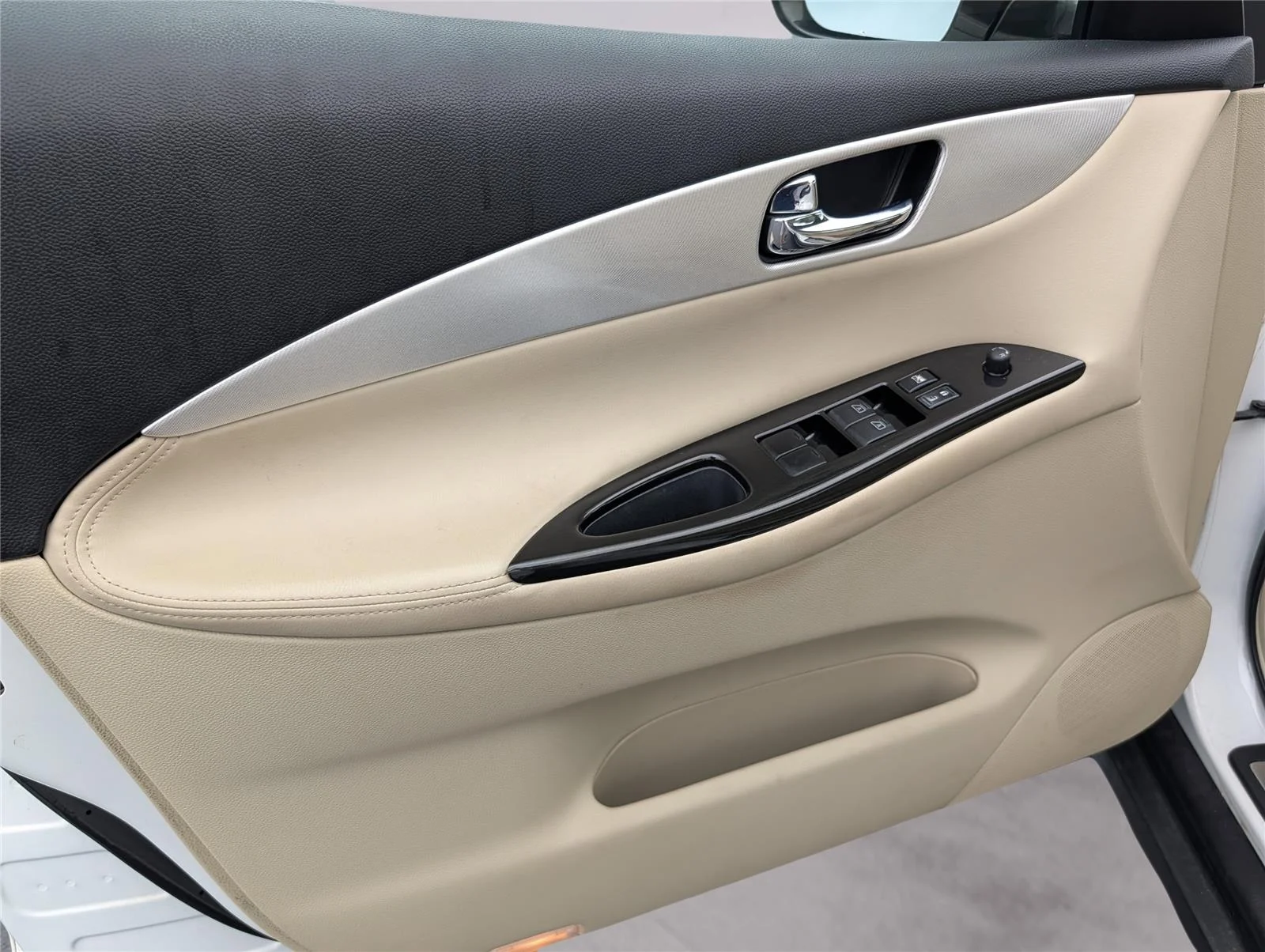 Used 2017 Majestic White INFINITI RWD image 13