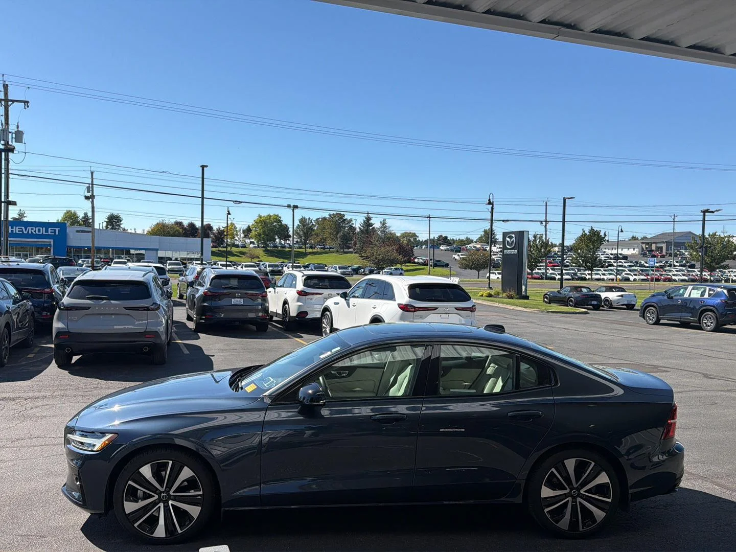 Used 2022 Denim Blue Metallic Volvo Momentum image 4