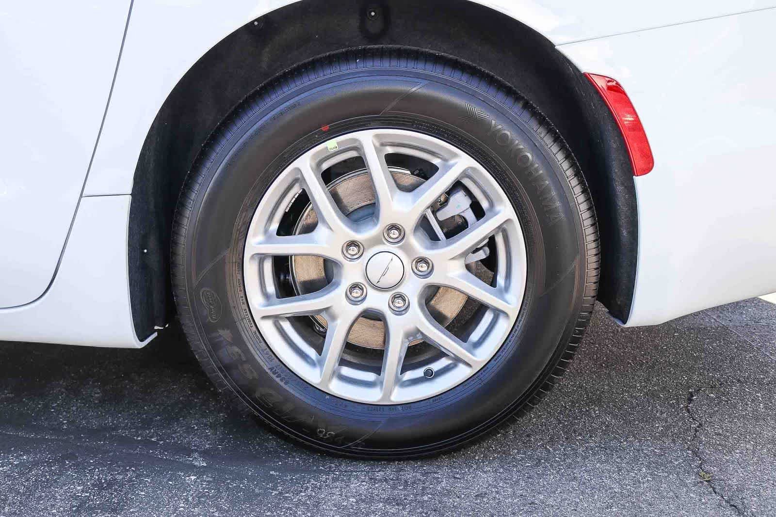New 2027 Bright White Clear-Coat Exterior Paint Chrysler Select image 11