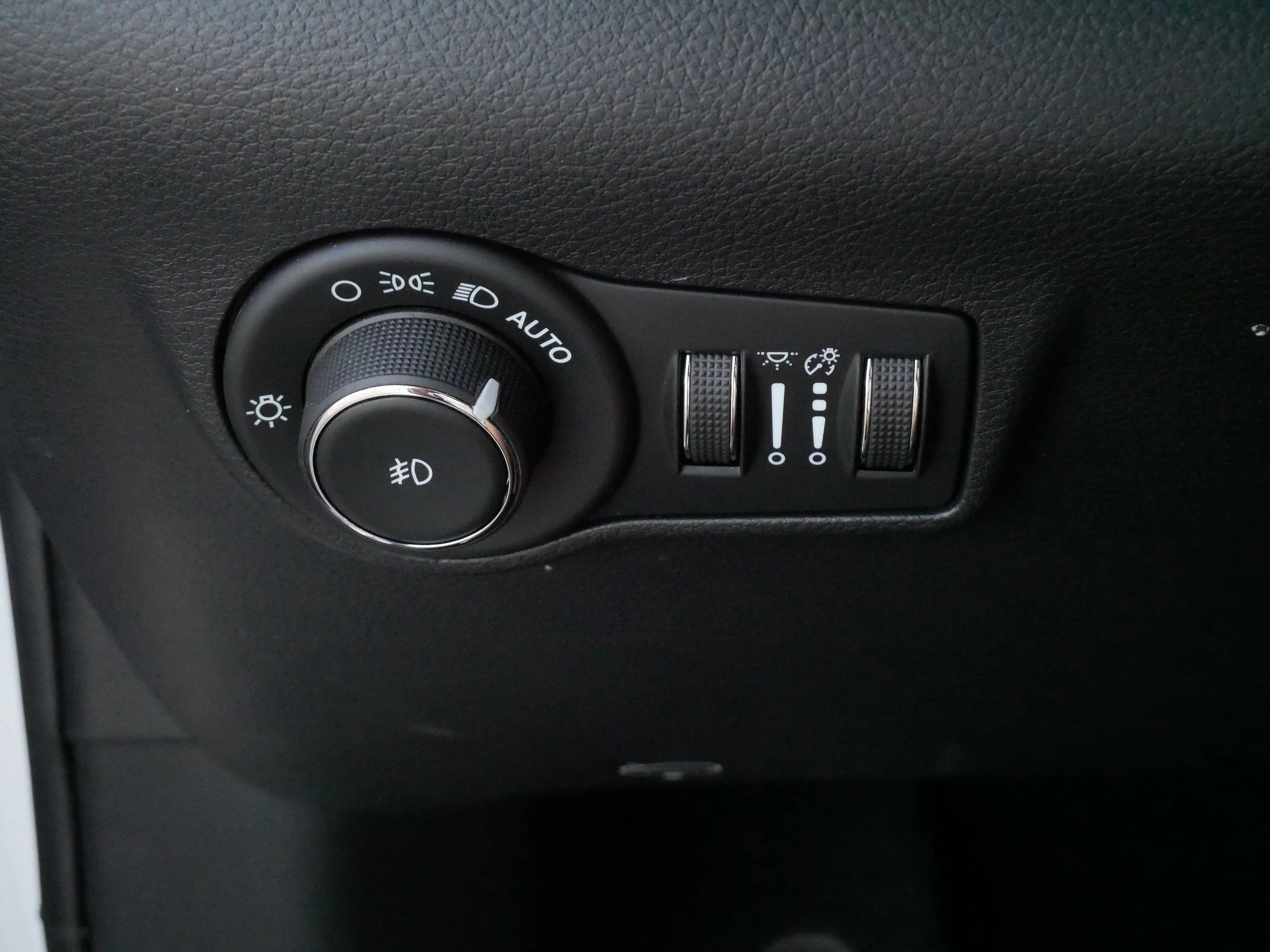 Used 2026 Bright White Clearcoat Jeep Latitude Altitude image 27