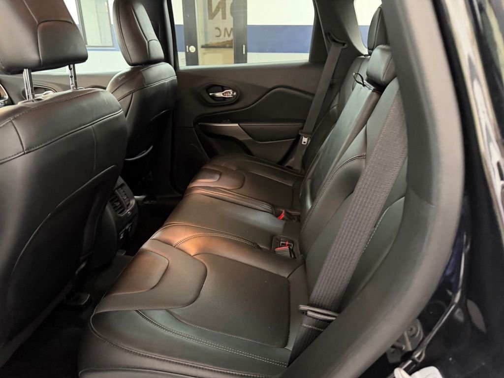 Used 2022 Black Jeep Latitude Lux image 16