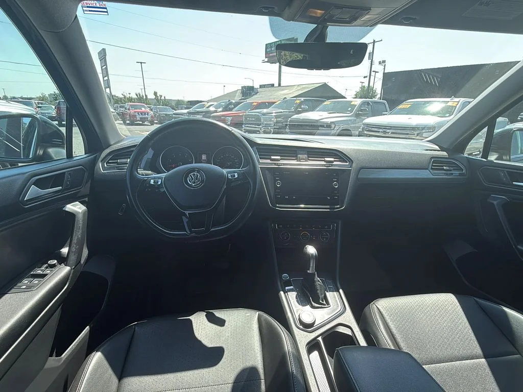 Used 2019 Deep Black Pearl Volkswagen SE image 14