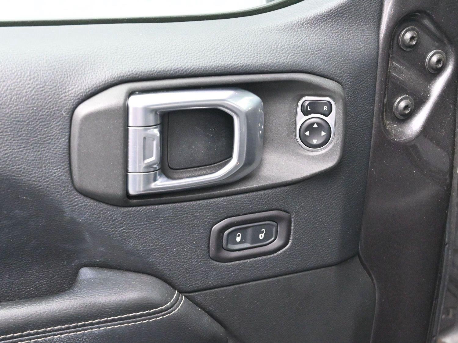 Used 2018 Granite Crystal Metallic Clearcoat Jeep Sahara image 12