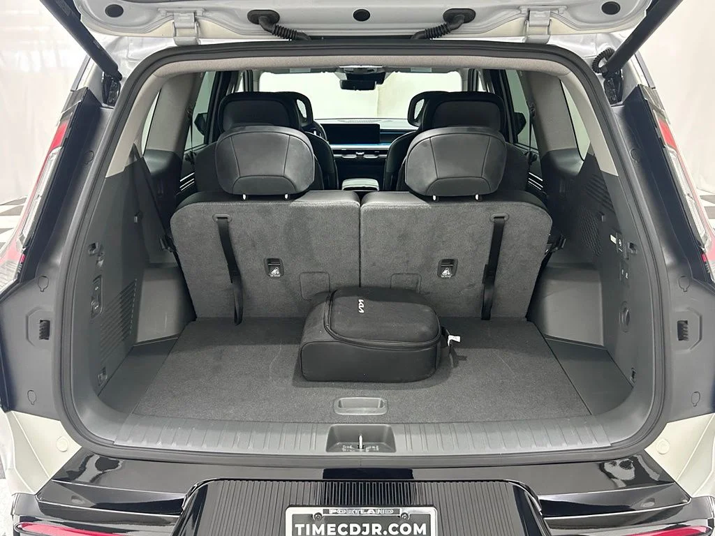 Used 2024 White Kia Land image 9