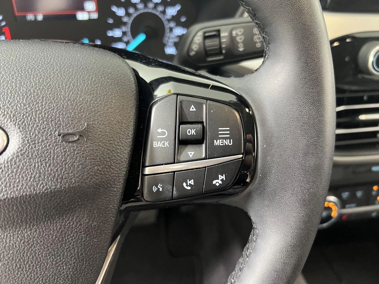 Used 2022 Oxford White Ford SE image 15