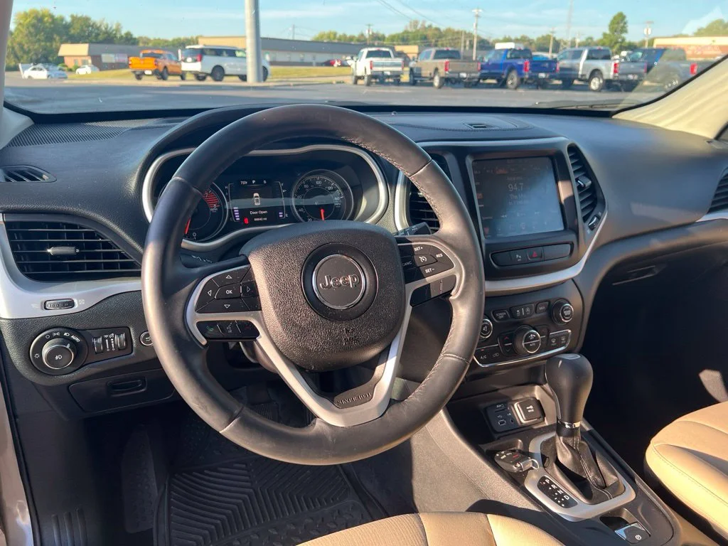Used 2016 Light Brownstone Pearlcoat Jeep Latitude image 11