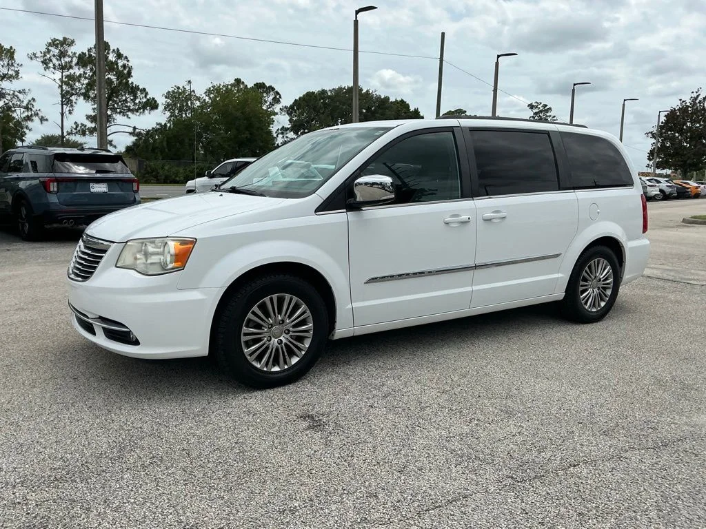 Used 2014 White Chrysler Touring-L image 2
