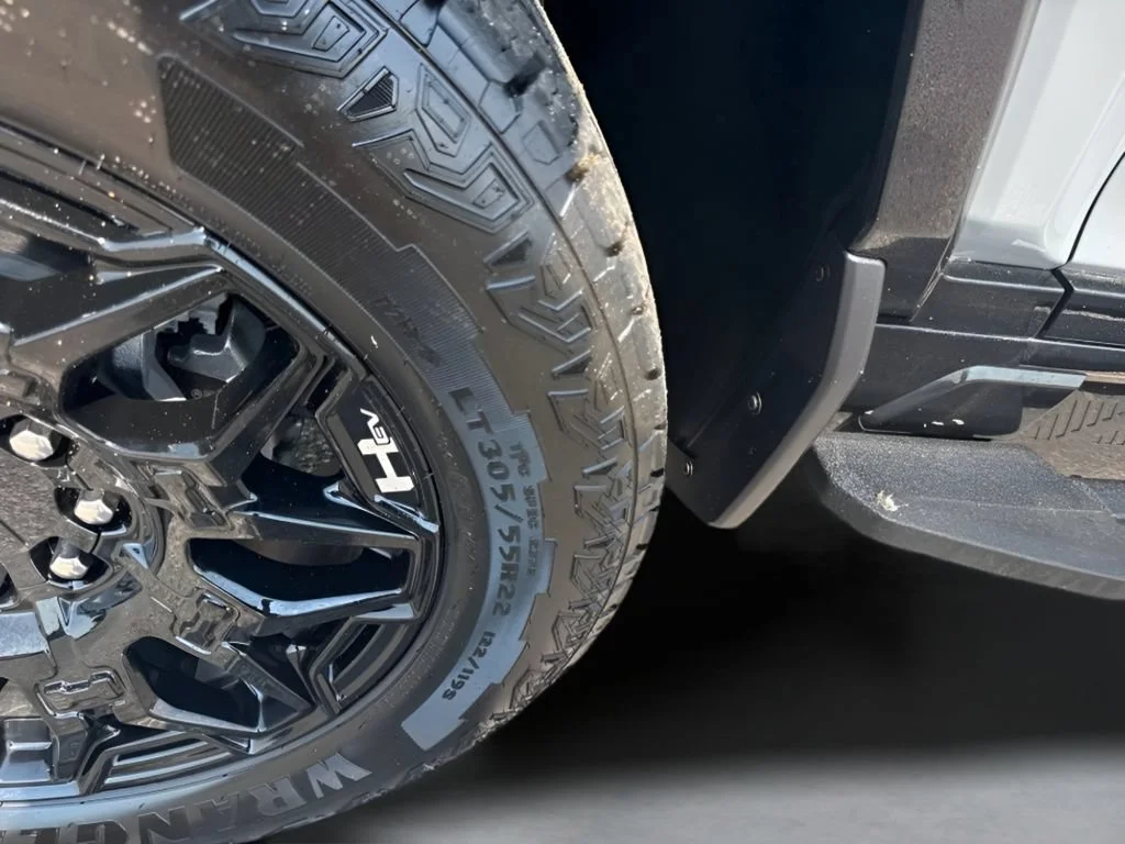 Used 2025 Meteorite Metallic (Grey) GMC 2X image 38