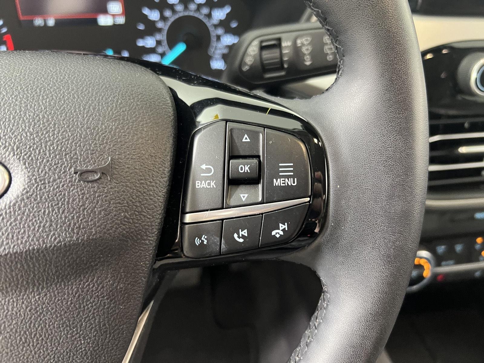 Used 2022 Oxford White Ford SE image 15