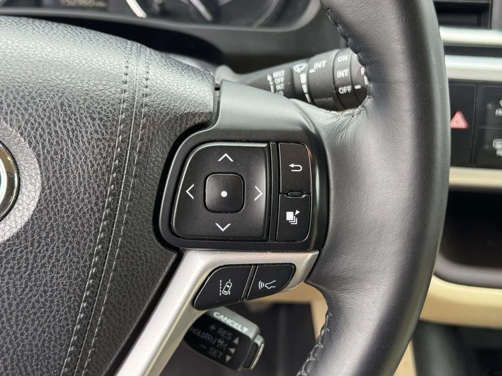 Used 2018 Blue Toyota XLE image 24