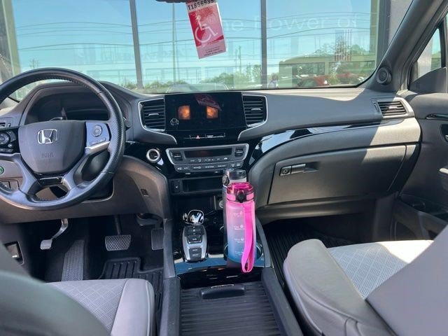 Used 2020 Modern Steel Metallic Honda Touring image 14
