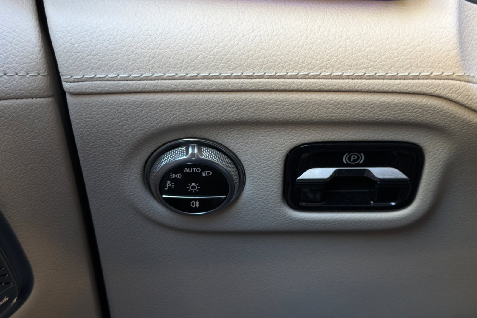Certified Used 2023 White Mercedes-Benz 450 image 34