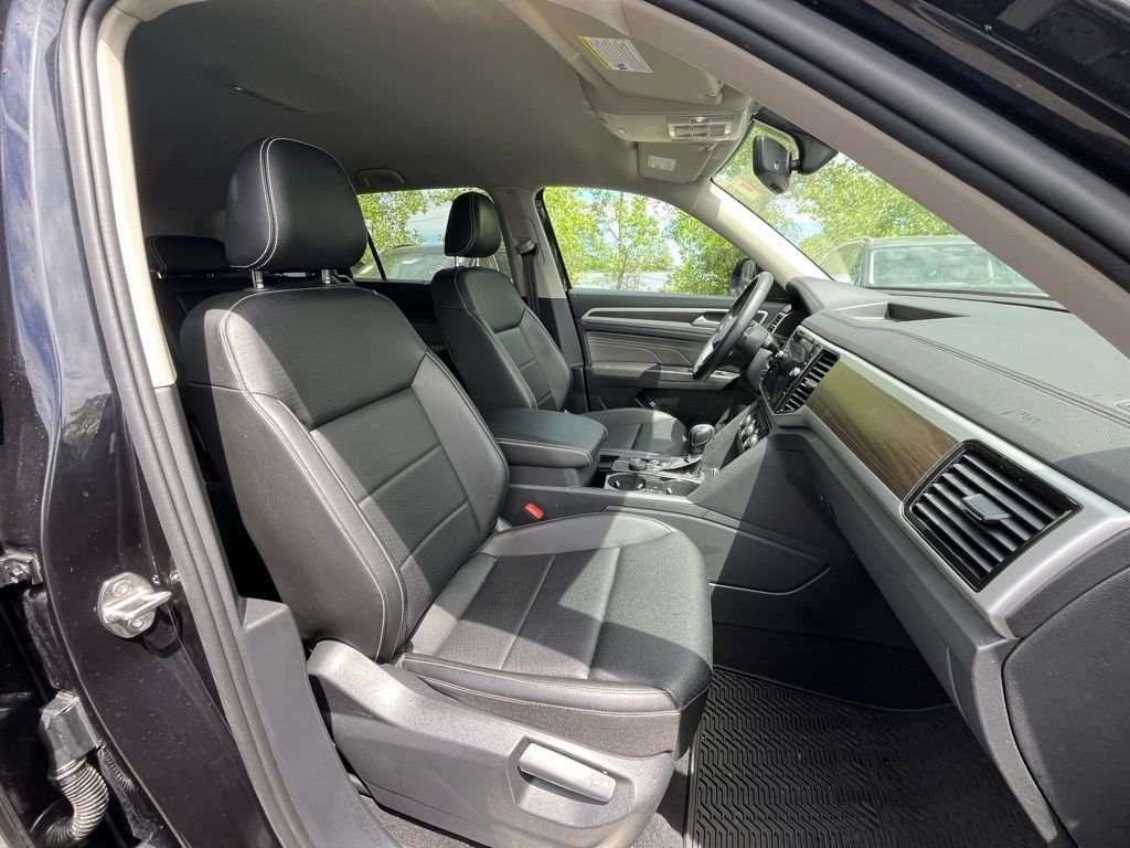 Used 2023 Black Volkswagen 3.6L V6 SE w/Technology image 12