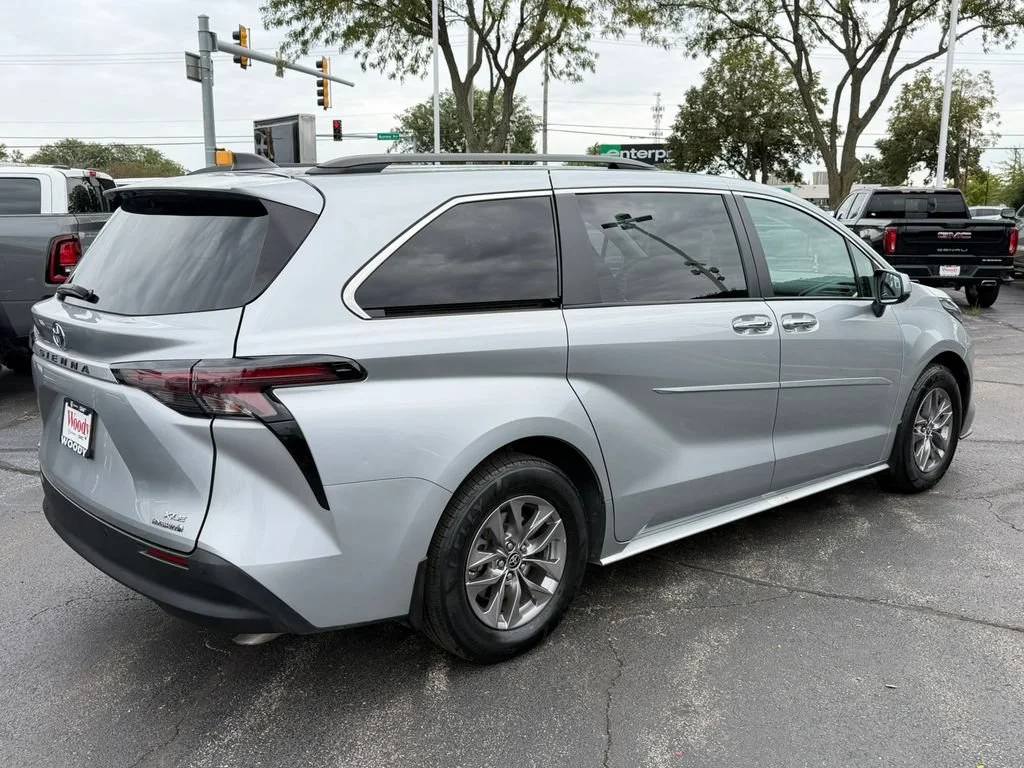 2024 Toyota Sienna XLE - Photo 12