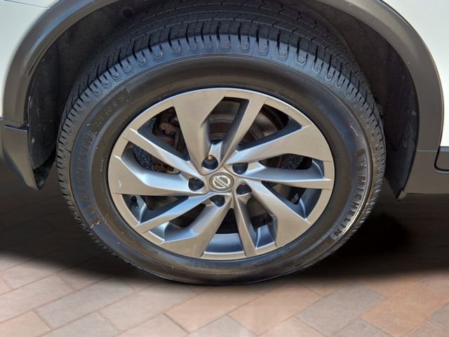 Used 2016 Pearl White Nissan SL image 4