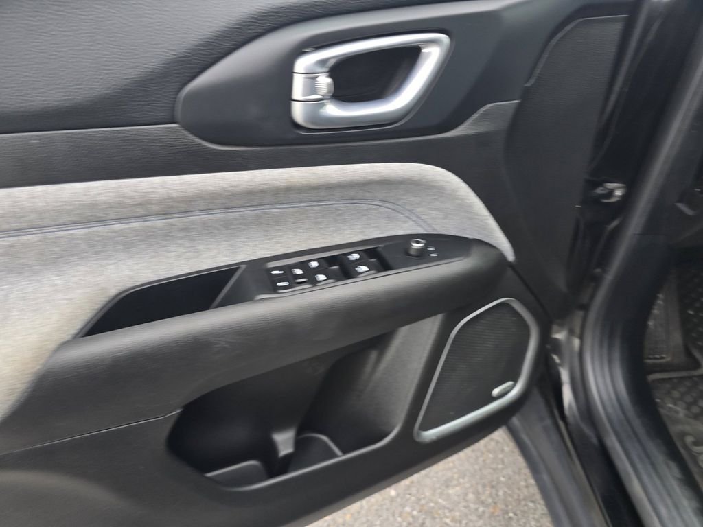 Used 2025 Black Jeep Latitude image 23